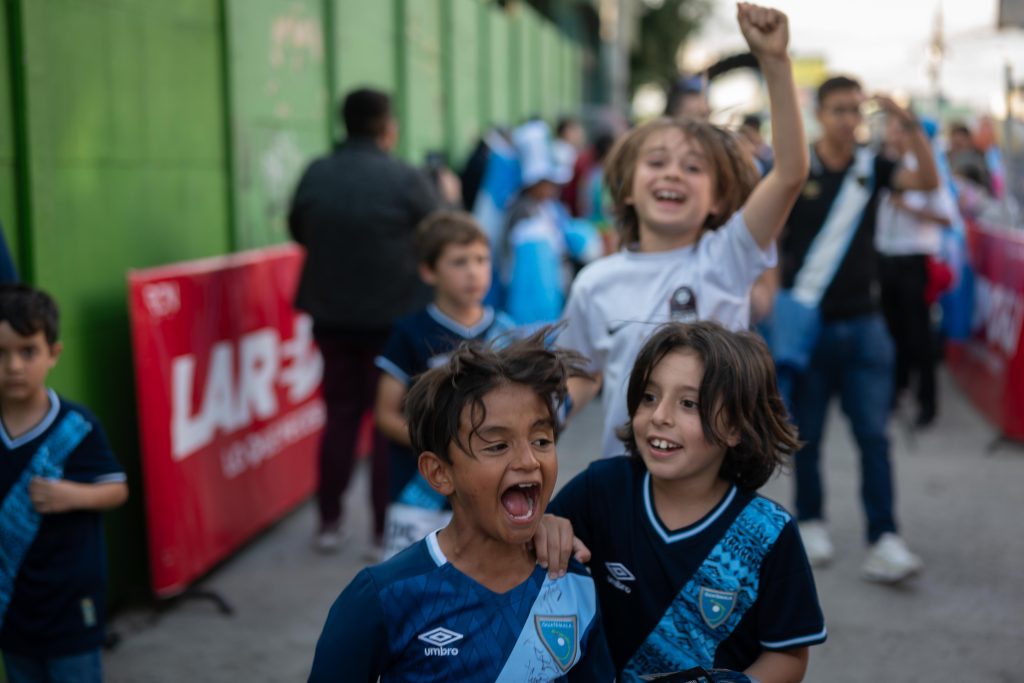 Niños y jóvenes acuden al encuentro entre la selección de Guatemala contra Guayana el pasado 25 de marzo en el estadio Cementos Progreso en zona 6. Foto/Edwin Bercián