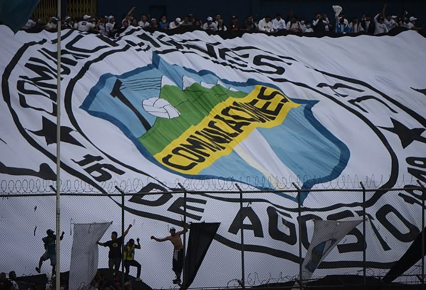 Afición del equipo de Comunicaciones, durante un partido contra Municipal el 30 de mayo de 2022 en el estadio Doroteo Guamuch. Foto/Edwin Bercián