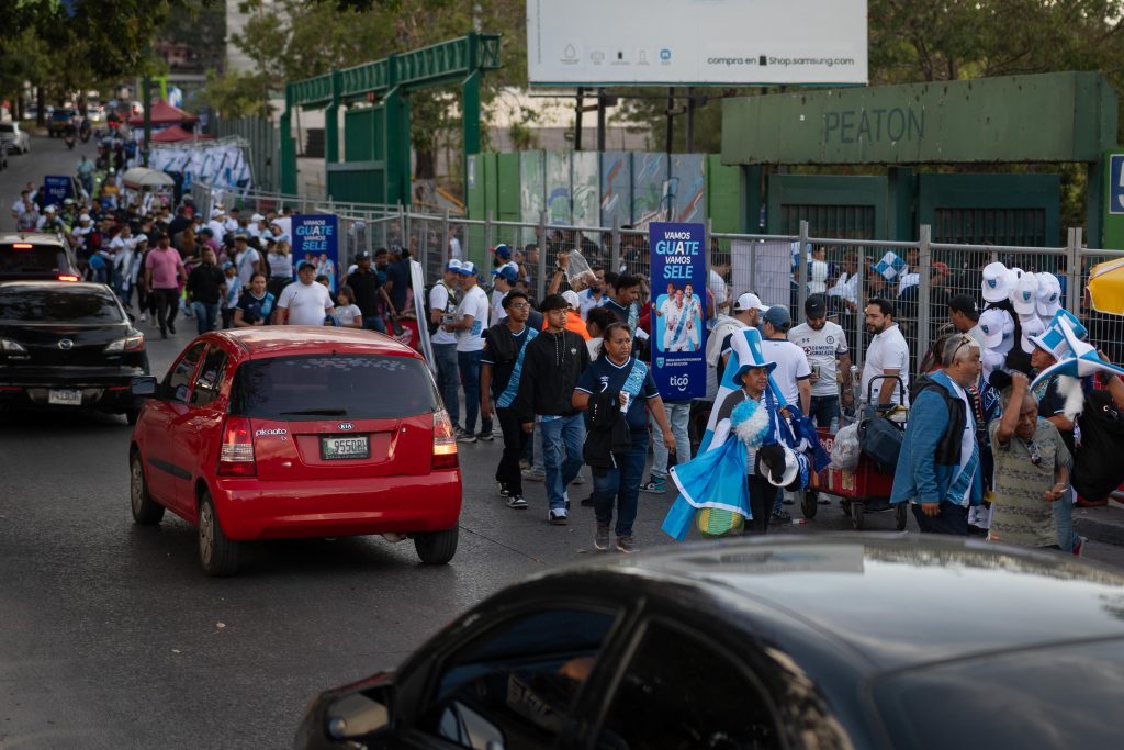 Decenas de personas acuden al estadio Cementos Progreso el 25 de marzo de 2025, previo al encuentro entre la selección de Guatemala y Guyana. Foto /Edwin Bercián