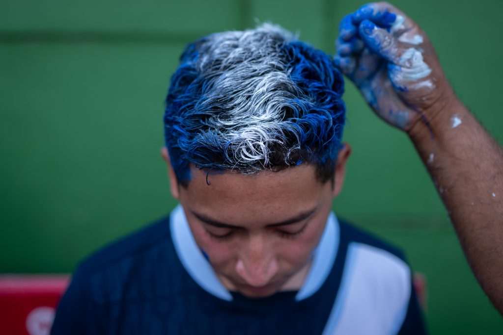 Un aficionado pinta su cabello antes de entrar al estadio Cementos Progreso el pasado 25 de marzo. Foto/Edwin Bercián. Un aficionado pinta su cabello antes de entrar al estadio Cementos Progreso el pasado 25 de marzo. Foto/Edwin Bercián.