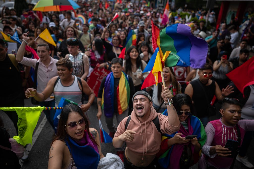 Entre música y consignas, miles de personas acudieron a la masiva marcha del Pride 2025, organizada por distintos colectivos.
