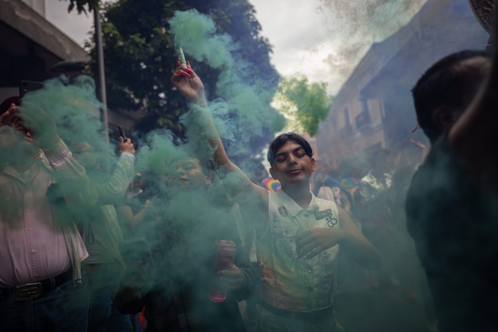 Una persona sostiene una bengala durante el desfile del Orgullo LGBTIQ+ que recorrió las calles del Centro Histórico de a ciudad de Guatemala el 28 de junio.