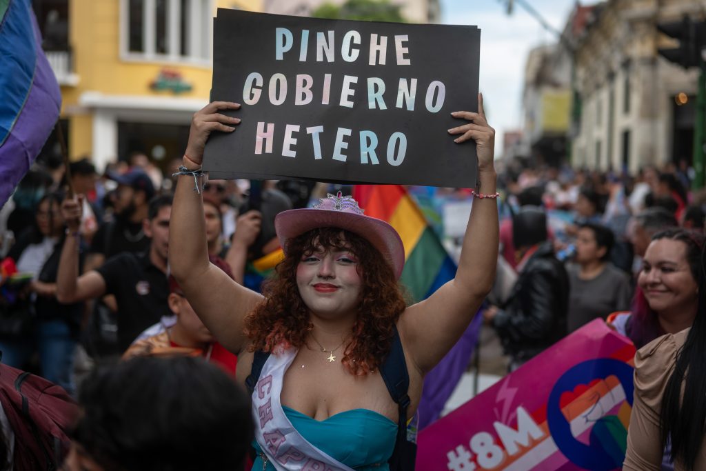Durante la marcha decenas de personas sostuvieron rótulos, algunos con mensajes en solidaridad con la comunidad y otros en forma de crítica hacia el gobierno.