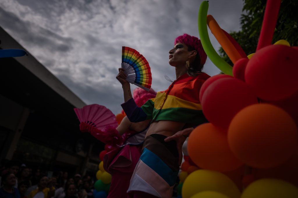 Una persona de la comunidad Trans, sostiene un abanico durante la marcha del Pride 2025 el 28 de junio en la ciudad de Guatemala.