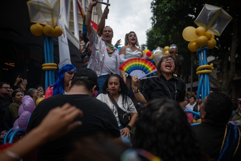 Algunas plataformas sirvieron para que decenas de personas celebraran el desfile del Orgullo, rodeados de familias curiosas por la marcha. Foto/Edwin Bercián