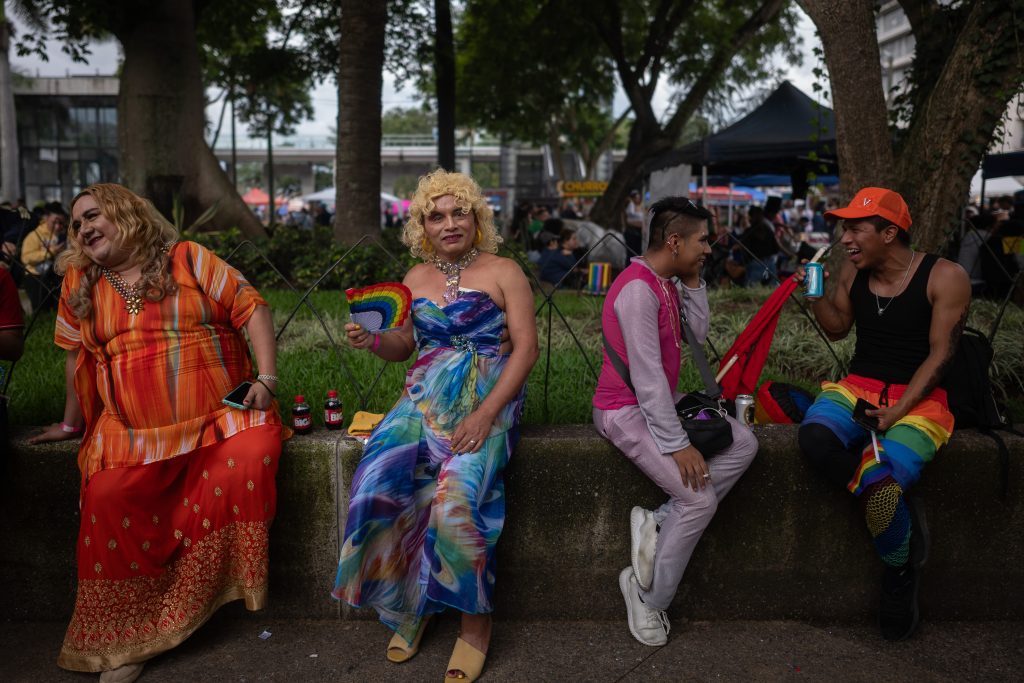 Personas Trans, descansan a un costado de la Plaza Central durante la celebración del desfile del Pride 2025. Foto/Edwin Bercián