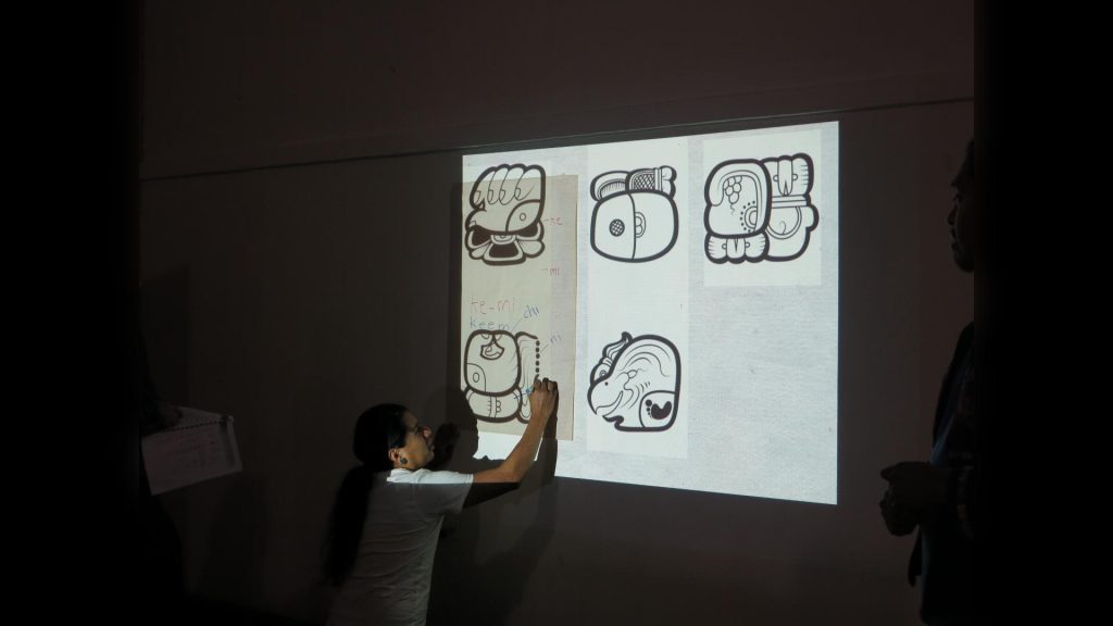 Walter Paz muestra los jeroglíficos mayas que él crea. Foto: Cortesía Walter Paz