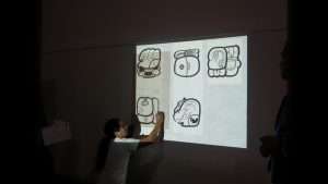 Walter Paz muestra los jeroglíficos mayas que él crea. Foto: Cortesía Walter Paz