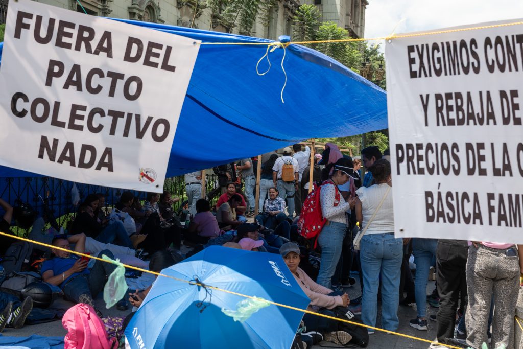 Maestros integrantes del STEG montan un campamento en los alrededores del Palacio Nacional días después que el presidente Bernardo Arévalo incrementó un 5% el salario al magisterio a nivel nacional.
