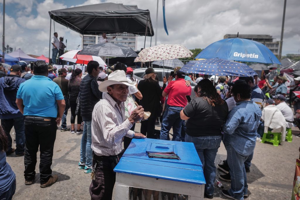 Un mes después de haberse instalado en la Plaza Central, entre discursos, consignas y música en vivo, los integrantes del Sindicato de Trabajadores de la Educación de Guatemala (STEG), celebran el día del maestro frente al Palacio Nacional.