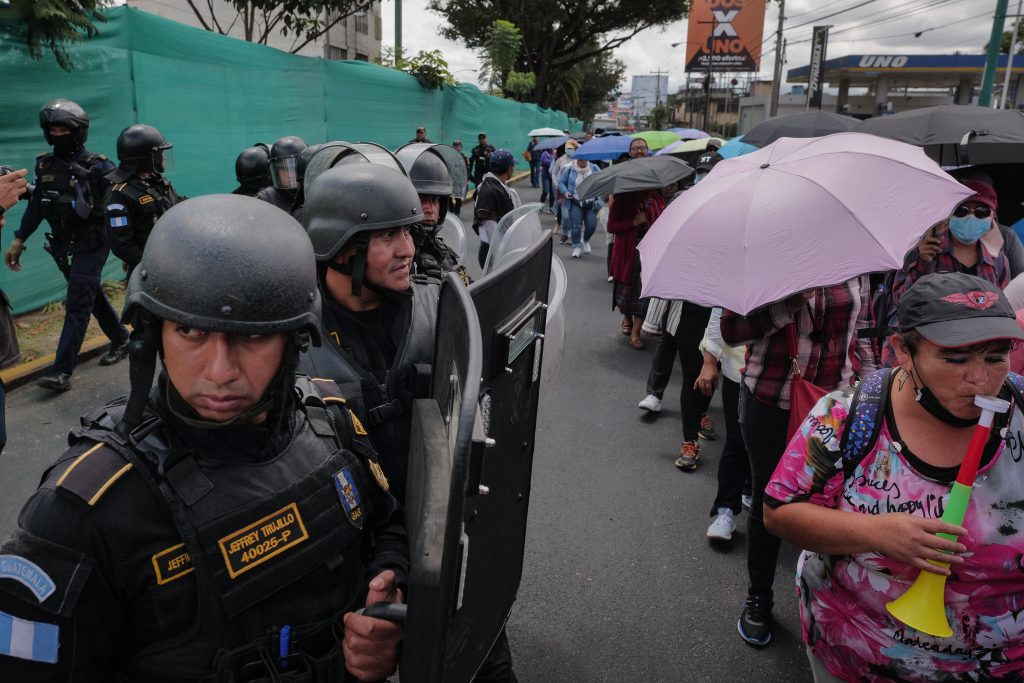Fuerzas Especiales de la Policía (FEP) mantienen presión a integrantes del STEG quienes minutos antes mantenían bloqueadas varias zonas de la ciudad. 