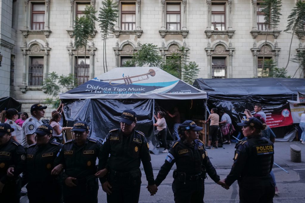 Cientos de elementos de la Policía Nacional Civil obligan a maestros a desalojar los alrededores del Palacio Nacional donde permanecieron por más de un mes.