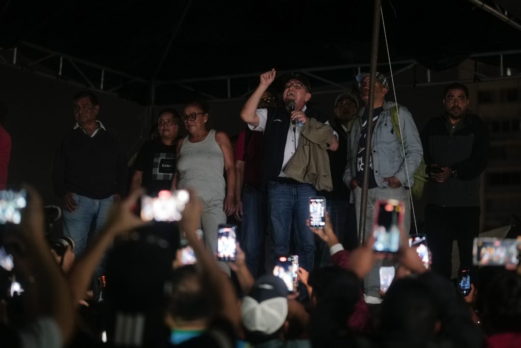 El líder sindical del magisterio, #JovielAcevedo, se pronuncia en una tarima por los desalojos recientes realizados al campamento improvisado de maestros que permanecían en el Palacio Nacional.