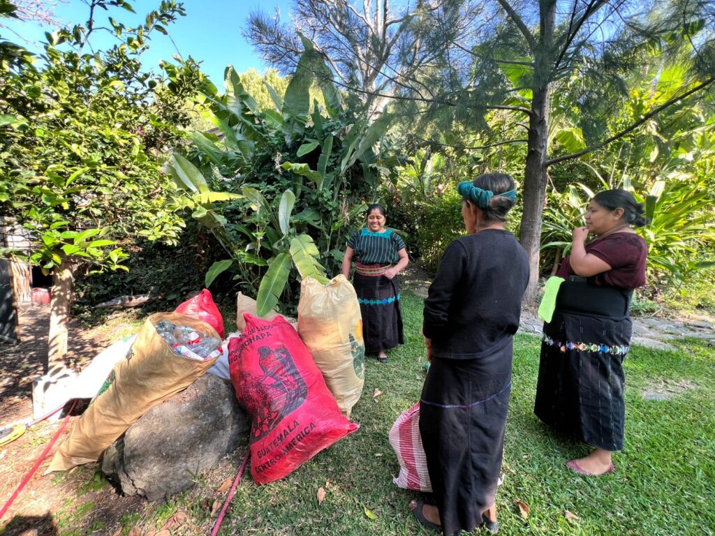 Mujeres de la Surusic visitan comercios para recolectar vidrio, que luego convierten en otros productos. Foto: Atitlán Recicla