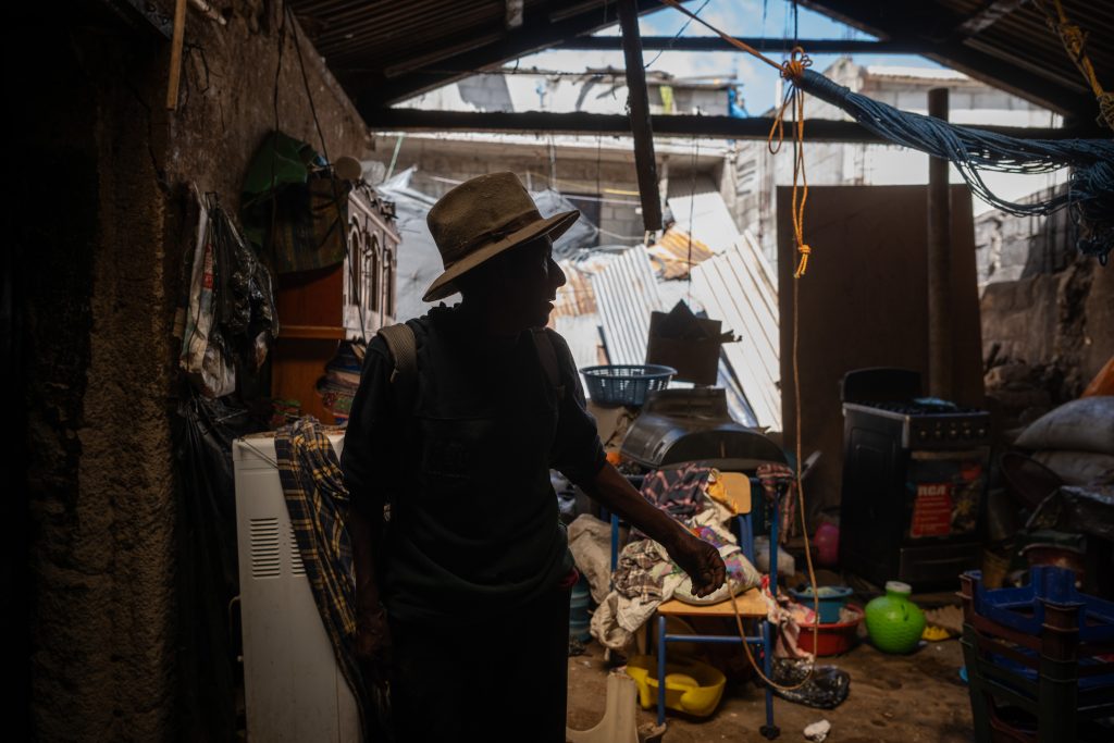 Mateo Rancho Pío muestra los escombros de su casa, derrumbada tras un sismo en Santa María de Jesús, Guatemala. Foto: Edwin Bercián