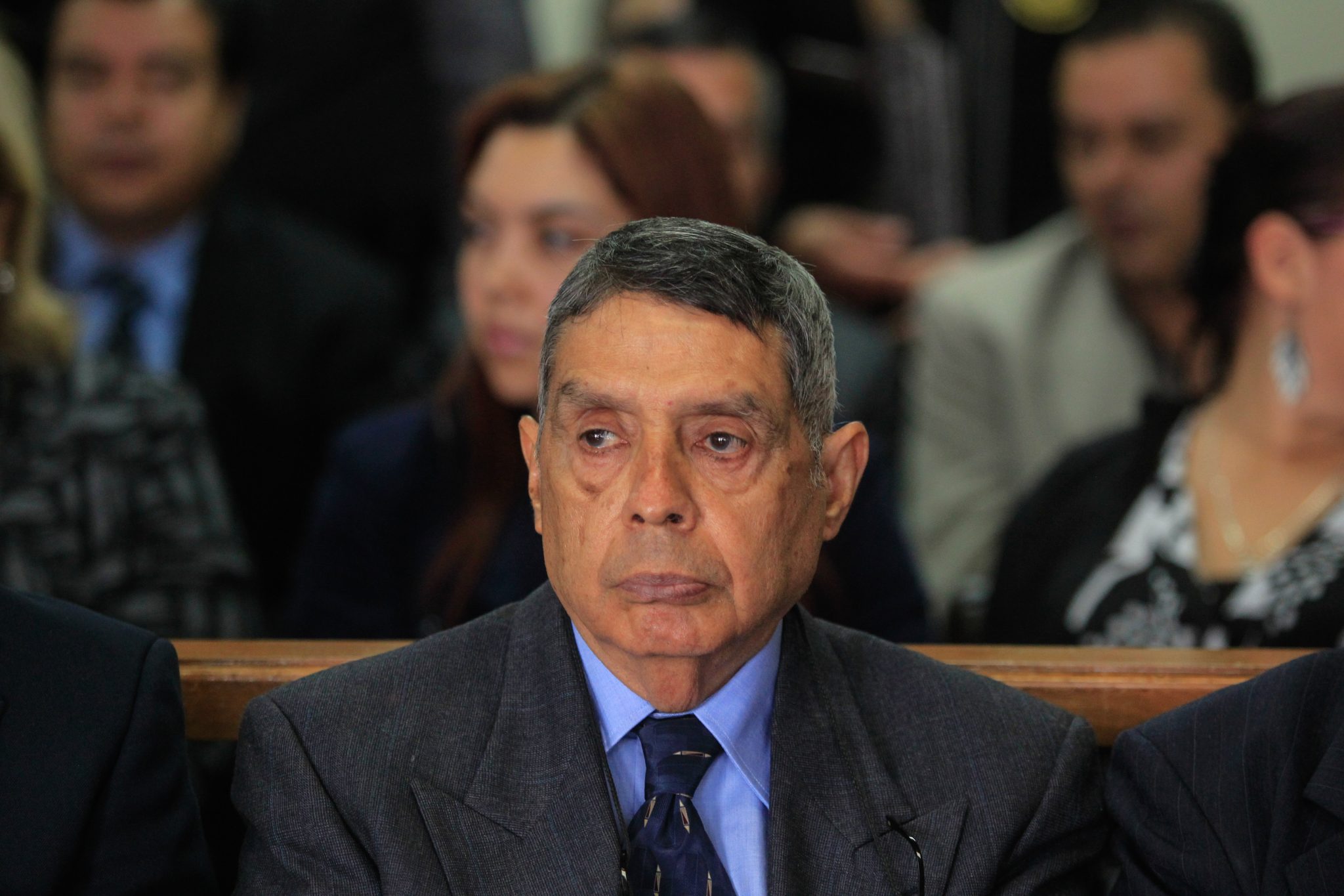 El General Manuel Callejas, (corbata azul), durante la audiencia de imputación de delitos por la desaparición de forzada de Marco Antonio Molina Theissen de 14 años de edad.
