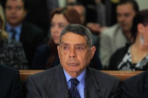 El General Manuel Callejas, (corbata azul), durante la audiencia de imputación de delitos por la desaparición de forzada de Marco Antonio Molina Theissen de 14 años de edad.