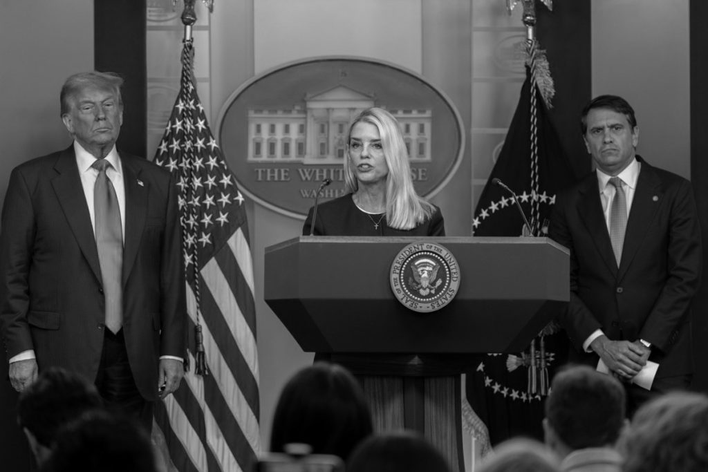 En el newsletter de esta semana hablamos de cómo las acusaciones de Estados Unidos contra Nicolás Maduro destaparon una vieja tormenta en Guatemala: el uso del espacio aéreo para el narcotráfico. Una atmósfera cargada de narco-política, con alcaldes extraditados, partidos como vehículos del crimen y una fiscal general que intenta eludir responsabilidades. Ćredito The White House.