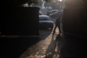 La reseña de la novela "Los Jueces" aparece en el podcast de No Ficción, "Esto no es normal", como una recomendación cultural para continuar la discusión del episodio “No es normal vivir en guetos y garitas”.