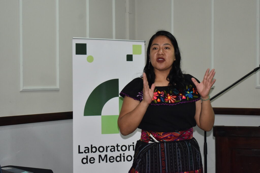 Gloria Apén, defensora del territorio, explica cómo las prácticas ancestrales han protegido el ambiente y por qué cuidar la naturaleza también es escuchar la voz de los pueblos.