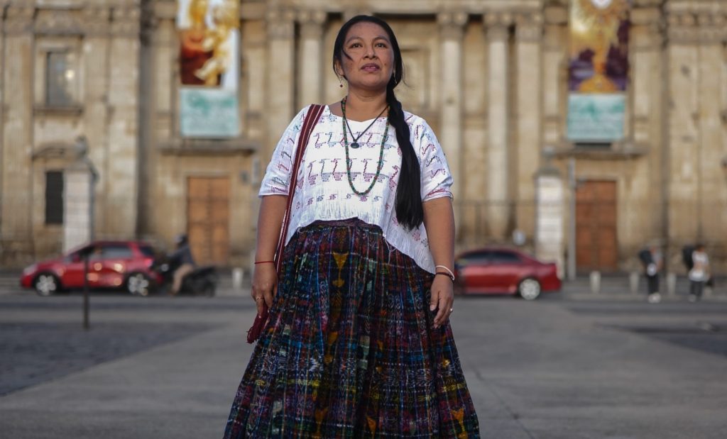 Ana Chén, originaria de El Estor, Izabal, comparte en esta entrevista sus vivencias y la complejidad que enfrenta cada día en la capital al hablar su idioma materno, el q’eqchi’. Foto/Edwin Bercián.