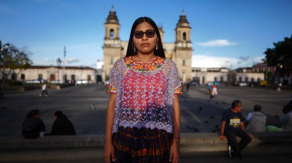 Katerin Beb, mujer maya q’eqchi’,comparte sus vivencias en la capital al hablar su idioma originario, el q’eqchi’. En esta entrevista, asegura que es un reto cotidiano, una forma de resistencia frente a la discriminación y el racismo estructural. Foto/*Edwin Bercián.