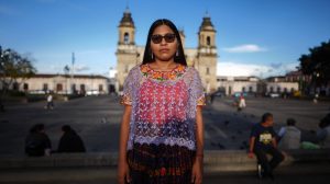 Katerin Beb, mujer maya q’eqchi’,comparte sus vivencias en la capital al hablar su idioma originario, el q’eqchi’. En esta entrevista, asegura que es un reto cotidiano, una forma de resistencia frente a la discriminación y el racismo estructural. Foto/*Edwin Bercián.