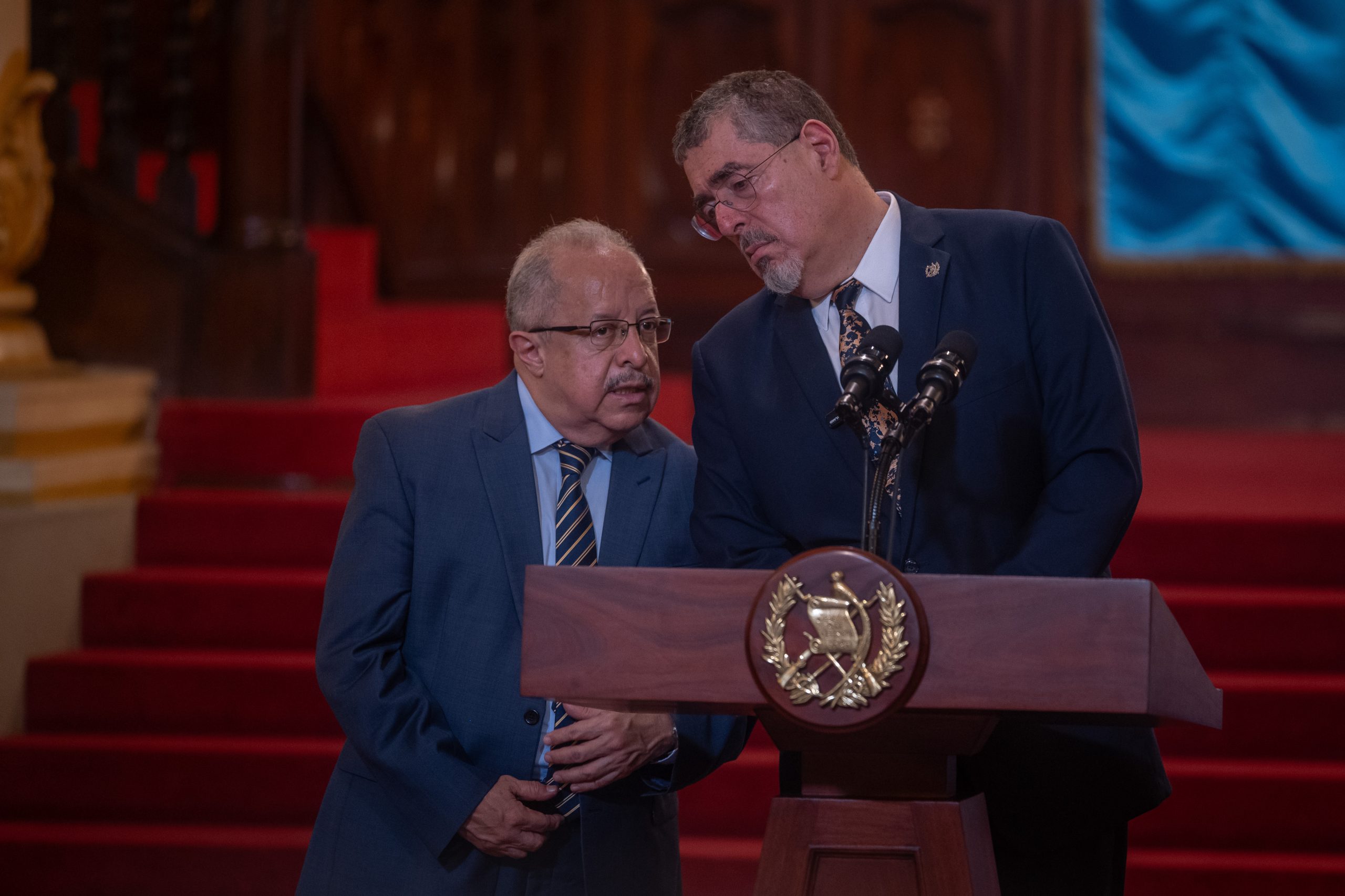 Ministro de Relaciones Exteriores Carlos Ramiro Alvarado y el presidente Bernardo Arévalo