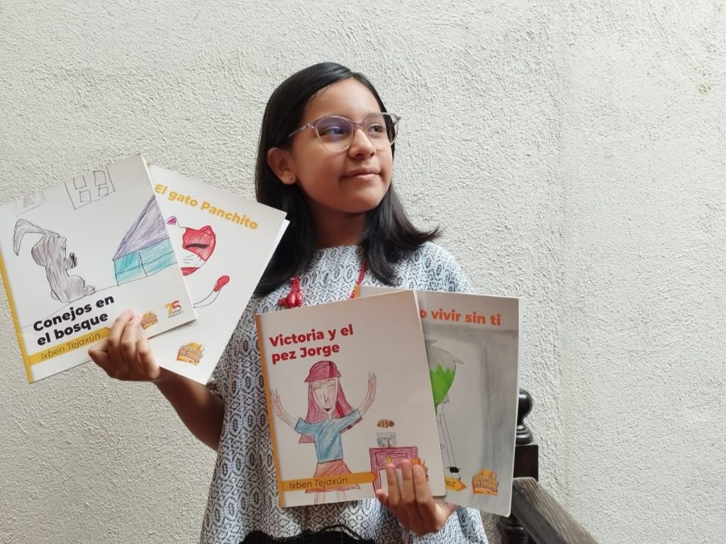 Ixben Tejaxun Álvarez, una niña maya K'iche' que desde los 7 años escribe cuentos infantiles, imaginando personajes para plasmar situaciones de su cotidianidad.
