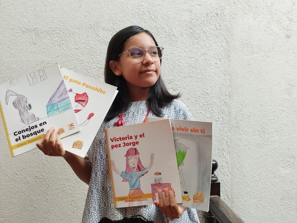 Ixben Tejaxun Álvarez, una niña maya K'iche' que desde los 7 años escribe cuentos infantiles, imaginando personajes para plasmar situaciones de su cotidianidad.