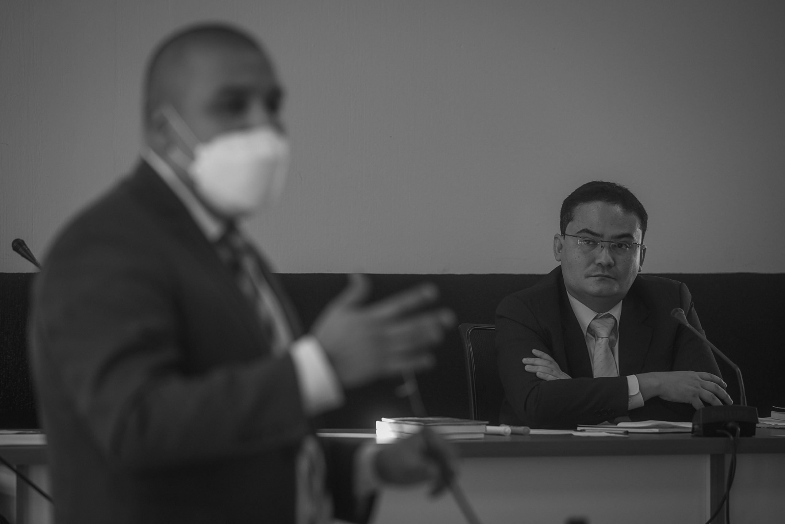 El juez Fredy Orellana observa mientras un abogado expone durante una audiencia. Fotografía de Edwin Bercián.