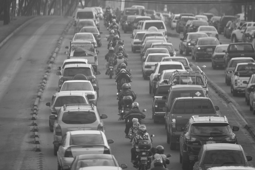 En medio del tráfico matutino, una caravana de motoristas se abre paso entre la fila de vehículos en la calzada Aguilar Batres, una de las vías más transitadas de la ciudad con mayor foco de congestión en las horas pico. Foto: Edwin Bercián