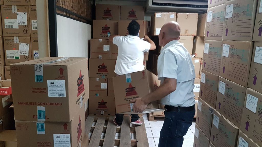 El IGSS organiza medicamentos en una de sus bodegas. Los amparos han permitido a la institución hacer compras directas ilimitadas a los mismos proveedores, pese a las restricciones de la Ley de Contrataciones. Foto: IGSS