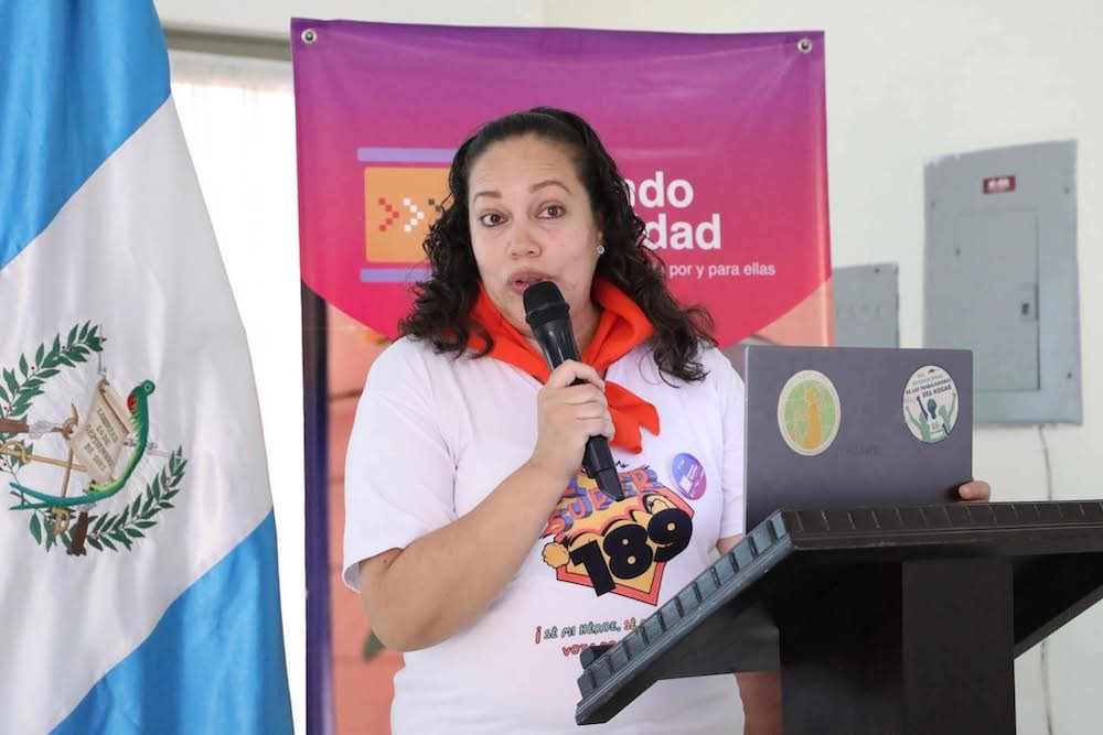 Zulma Rivera, coordinadora de proyectos de CENTRACAP, durante una actividad pública en Guatemala para promover la ratificación del Convenio 189 y los derechos laborales de las trabajadoras de casa particular. Foto: Centracap
