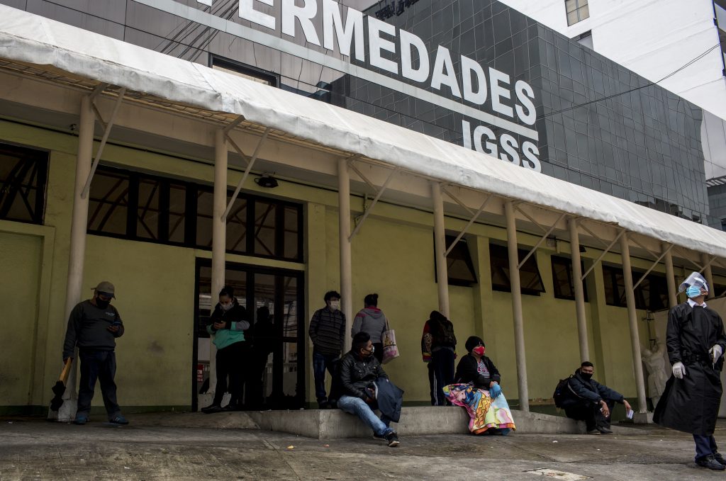 Pacientes y familiares hacen cola para poder ser atendidos frente a la entrada del Hospital General de Enfermedades del IGSS. /Foto: Simone Dalmasso
