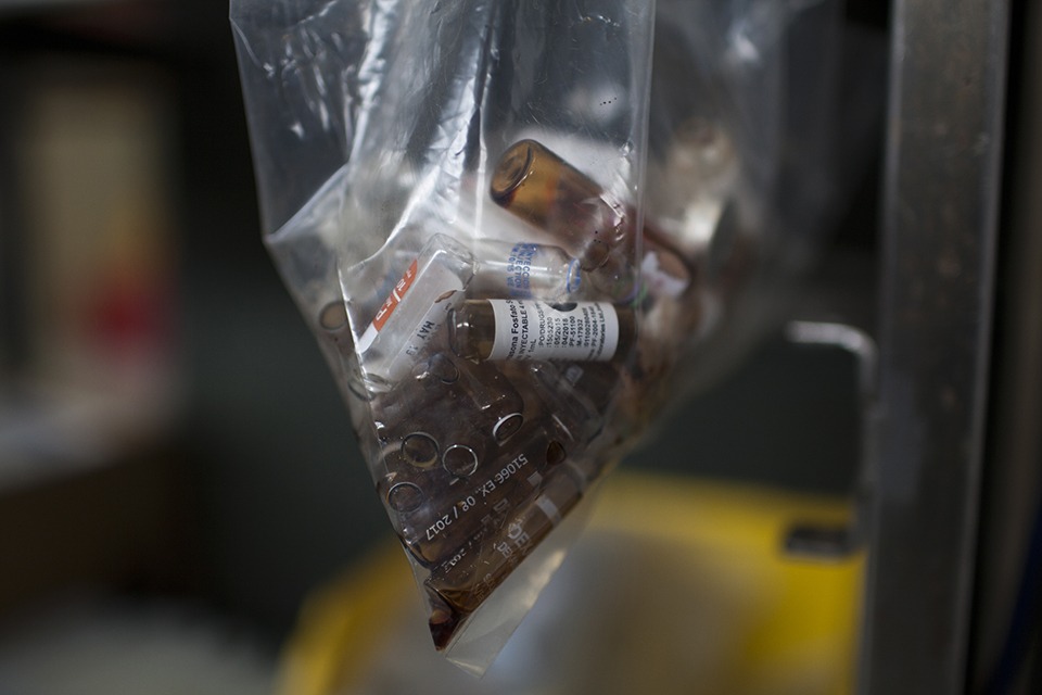 Botes de fármacos mostrados por personal del IGSS. Simone Dalmasso