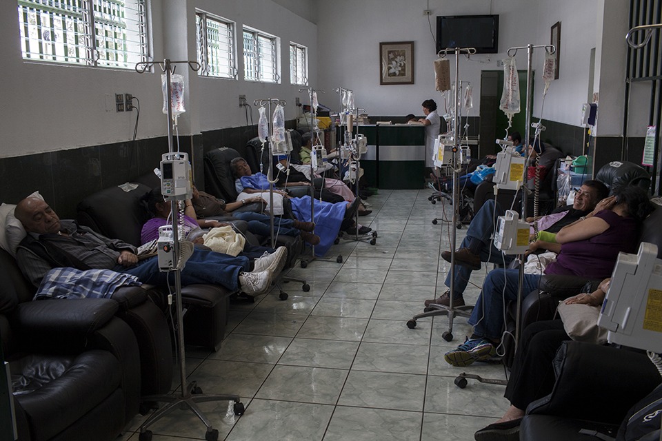 Pacientes reciben terapia en la sala de hematología del IGSS./ Foto: Simone Dalmasso