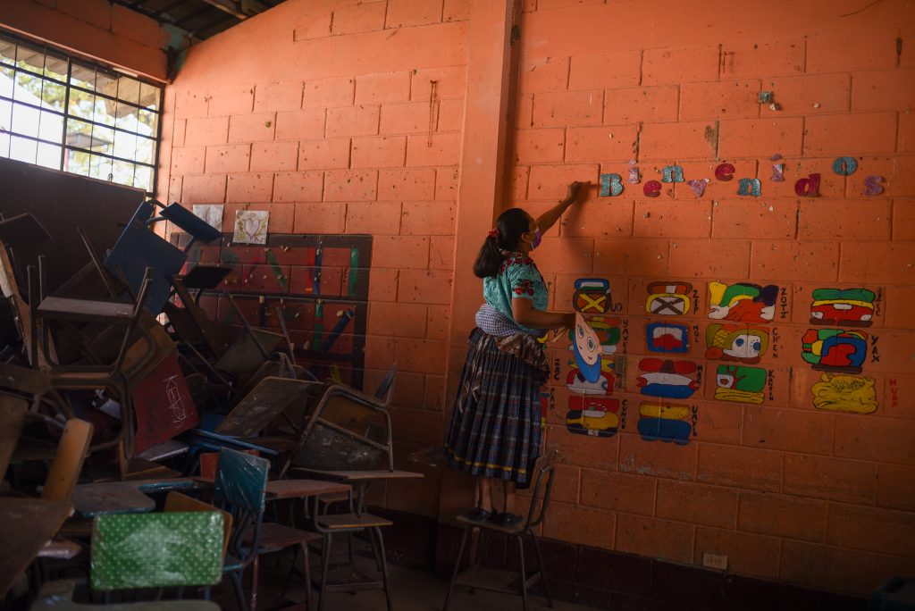 Una maestra reacomoda un aula de la escuela oficial de Santa Cruz Chinautla el 22 de febrero de 2022. Foto/Edwin Bercián