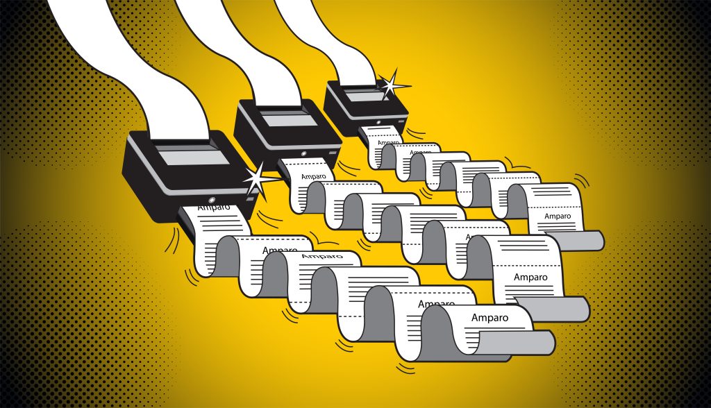 Ilustración de portadas que muestra la producción masiva de amparos contra el IGSS, representada como impresoras generando documentos sin pausa. Visualiza el fenómeno creciente de recursos legales que obligan al Seguro Social a comprar medicamentos específicos.