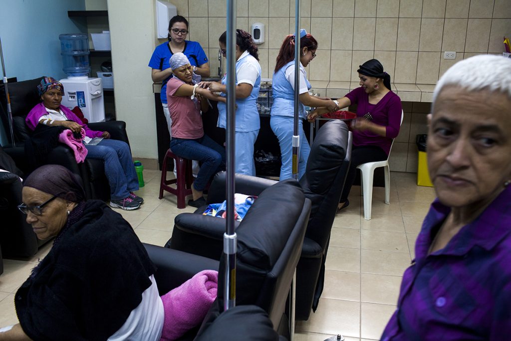 Dos enfermeras preparan a las pacientes para recibir la quimioterapia. Foto: Simone Dalmasso.