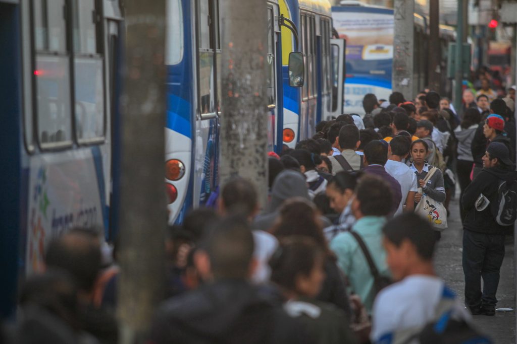 El transporte público concentra a miles de usuarios cada día, mientras la infraestructura y la oferta resultan insuficientes para la demanda urbana. Transurbano en uno de los ejes de la ciudad. Foto: Edwin Bercián.