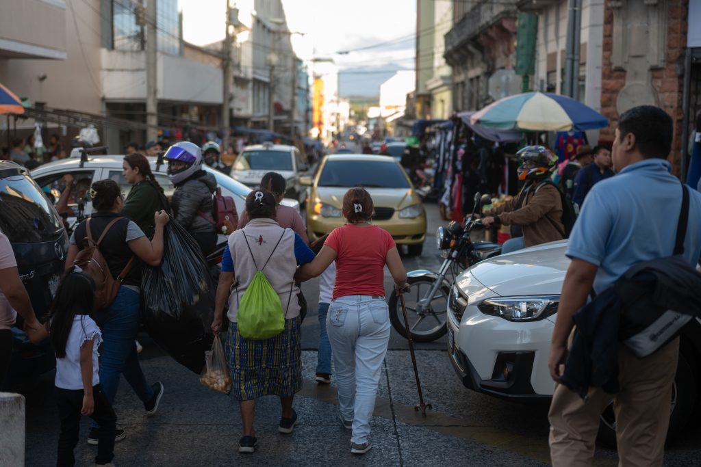 Caminar en el Centro Histórico de la Ciudad de Guatemala implica atravesar el tráfico, esquivar vehículos y negociar el derecho a circular. Foto: Edwin Bercián.