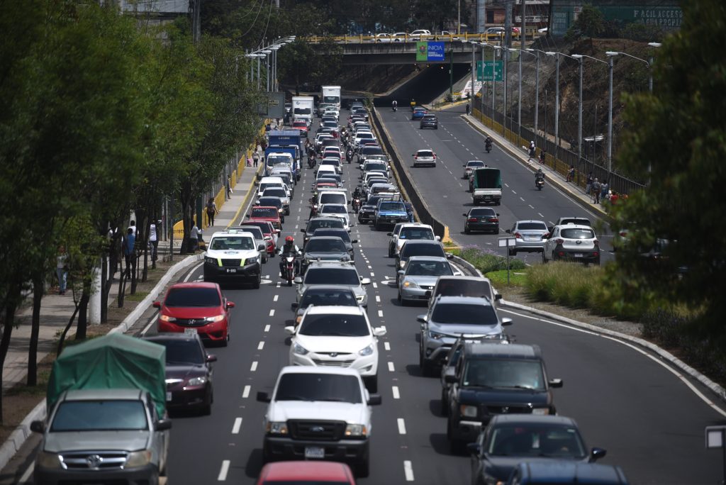 Filas interminables de vehículos avanzan a paso lento sobre el bulevar Liberación, una escena cotidiana del tráfico en la ciudad. Foto: Edwin Bercián.