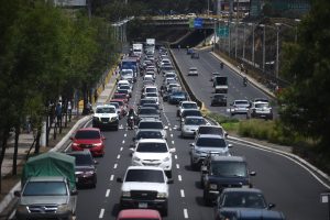 Filas interminables de vehículos avanzan a paso lento sobre el bulevar Liberación, una escena cotidiana del tráfico en la ciudad. Foto: Edwin Bercián.