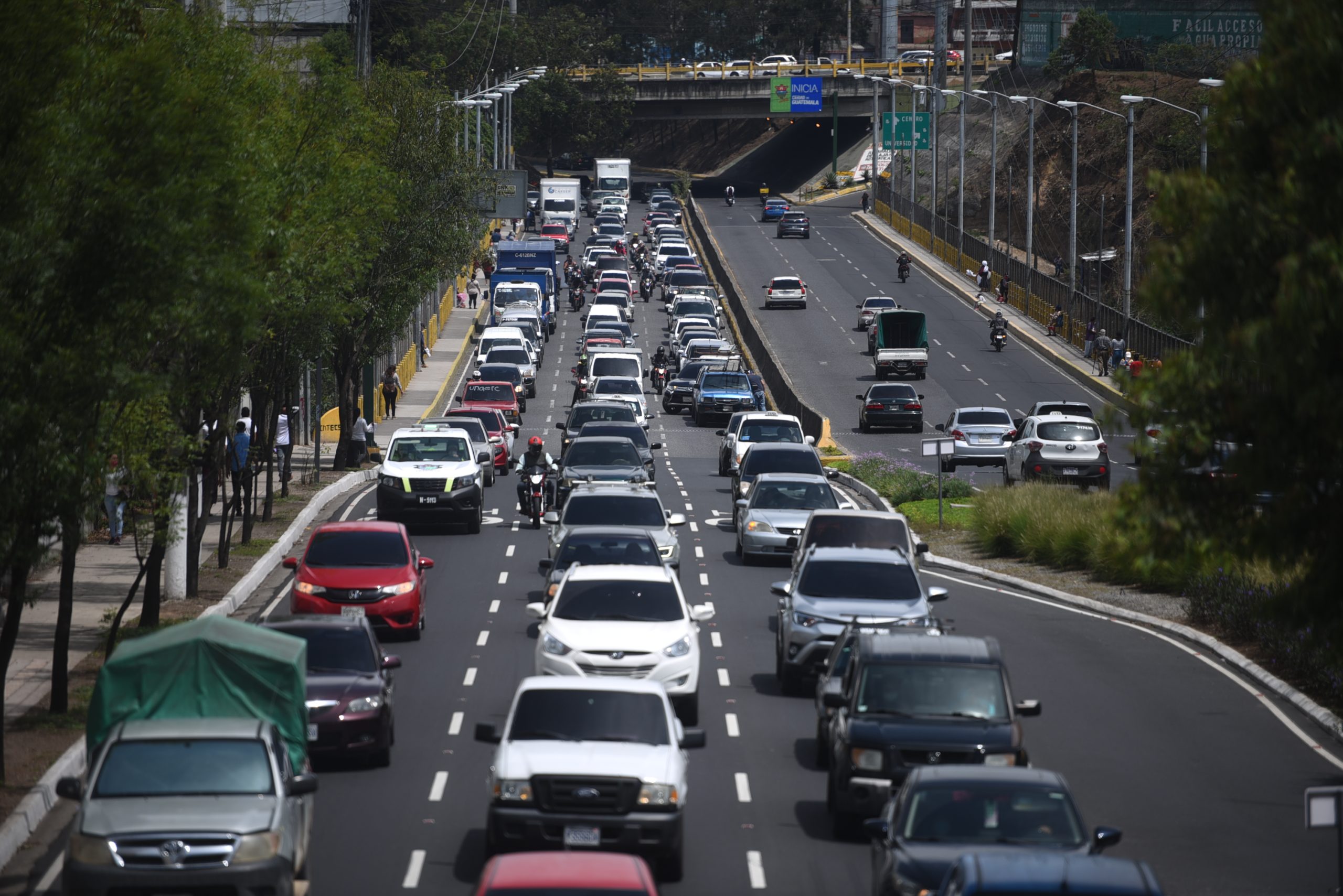 Filas interminables de vehículos avanzan a paso lento sobre el bulevar Liberación, una escena cotidiana del tráfico en la ciudad. Foto: Edwin Bercián.