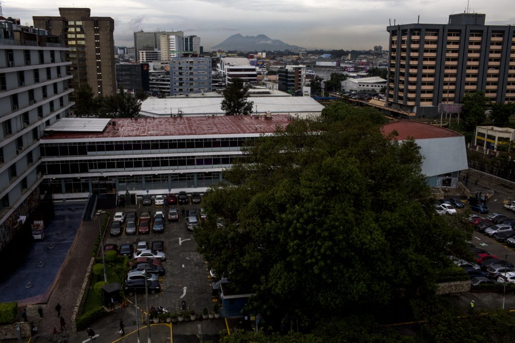 Las oficinas centrales del IGSS en una foto de julio 2019 tomada desde la terraza del último nivel de la sede de la municipalidad capitalina. Foto: Simone Dalmasso