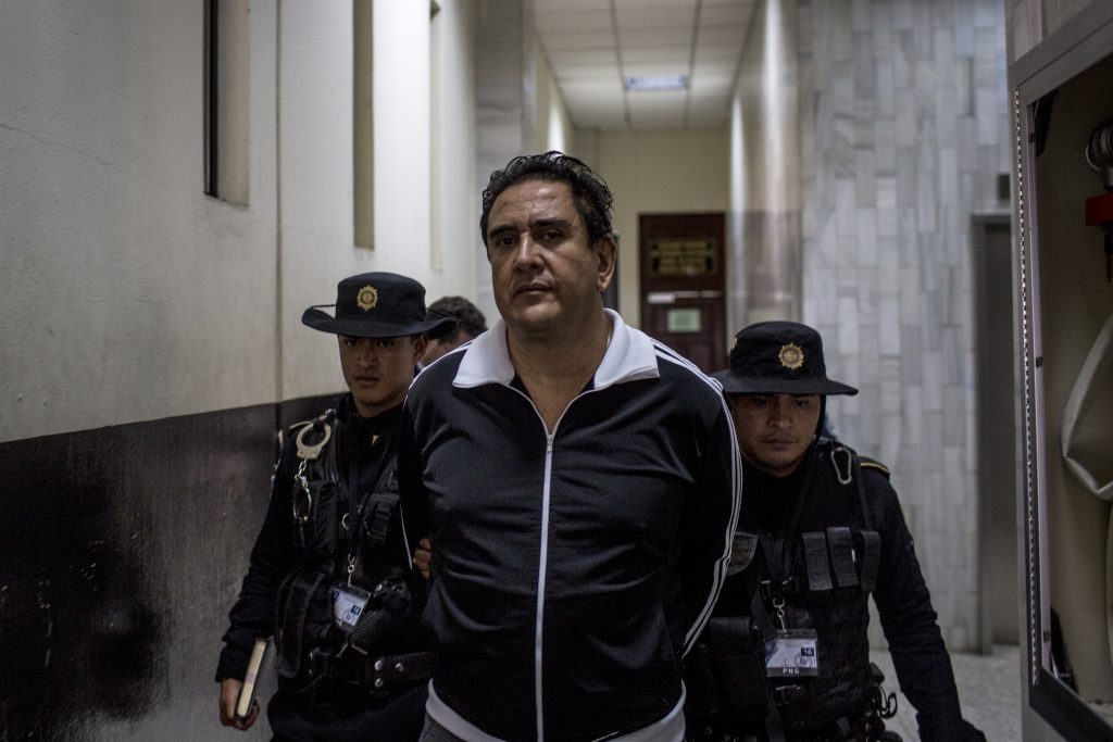 Gustavo Alejos es escoltados por miembros de la PNC a la aula de Mayor Riesgo D, el 18 de febrero, despus de haber sido capturado e implicado en otro caso judicial