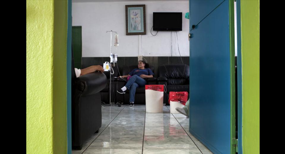 El Instituto Guatemalteco de Seguridad Social es una de las entidades estatales más demandadas a través de solicitudes de amparo, en la mayoría de casos por enfermos de cáncer y otras enfermedades graves o crónicas cuyo tratamiento choca con las políticas de medicamentos o tratamiento de la institución. Foto: Plaza Pública.