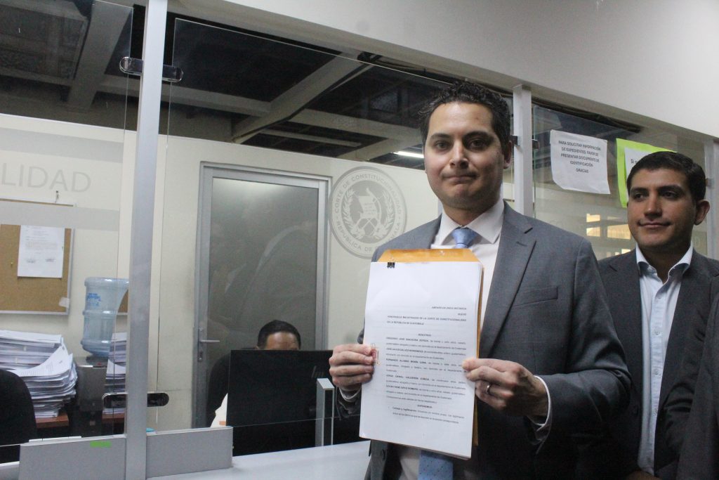 El abogado Edgar Ortiz, el pasado 1 de septiembre tras presentar ante la Corte de Constitucionalidad un amparo contra el nombramiento de Salas de Apelaciones hecho días antes por la CSJ. Foto: Simón Antonio Ramón.