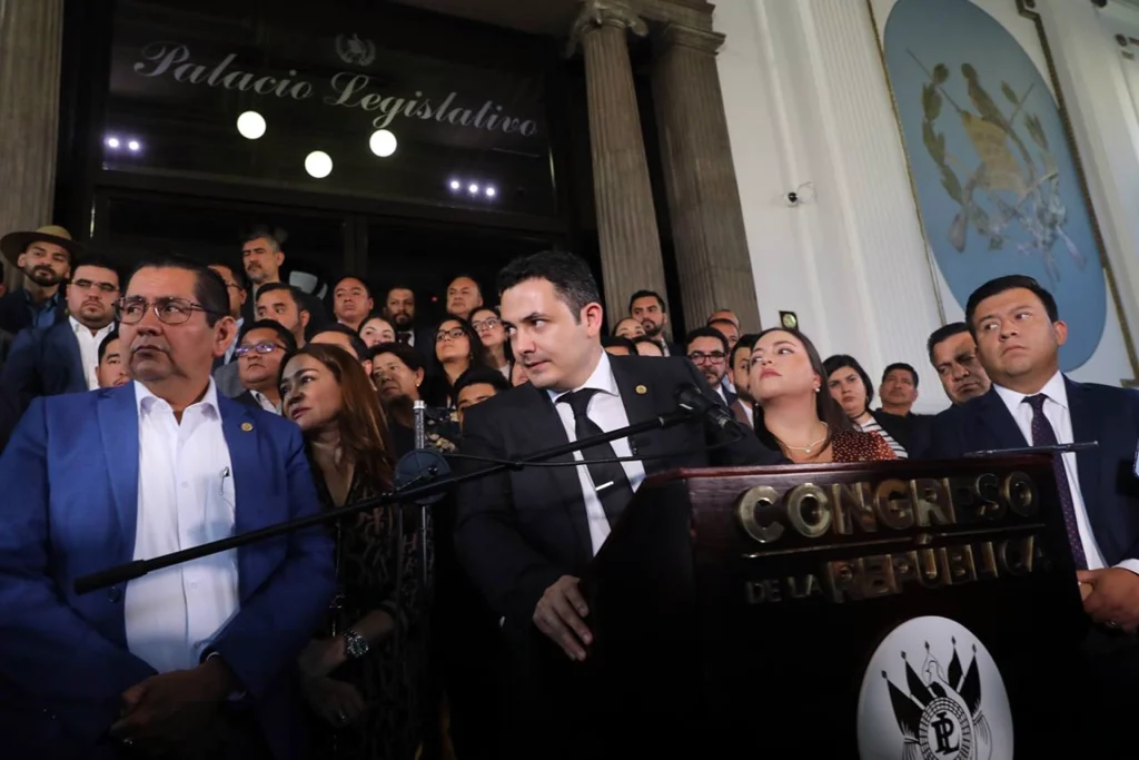 El diputado Samuel Pérez, durante una conferencia de prensa el 18 de enero de 2024, después de que la CC obligara a los miembros de la bancada de Semilla a declararse independientes y renunciar a ser parte de la Junta Directiva del Congreso. Foto: Edwin Bercián / Plaza Pública.
